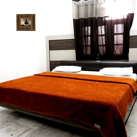Time Square Guest House Джаландхар Екстериор снимка